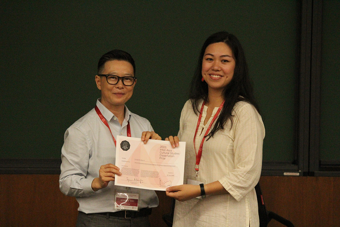 Past chair Audrey Yue hands Dissertation Prize winner Ping-hsiu Alice Lin her certificate.